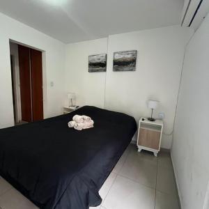 1 dormitorio con 1 cama negra y 2 mesitas de noche en Jardines del Boulevard en Córdoba