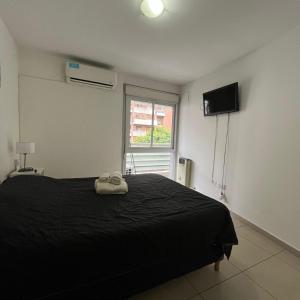 1 dormitorio con cama negra y ventana en Jardines del Boulevard en Córdoba