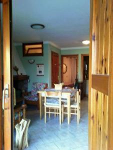 a dining room with a table and chairs in a room at Le Residenze di Stintino La Pelosa in Stintino