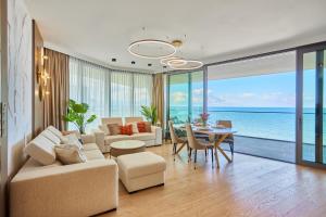 un soggiorno con vista sull'oceano di Wave Resort&Spa - Top Penthouse a Międzyzdroje