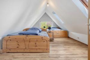 2 camas en una habitación con techo en Dümmerliebe am See, en Hüde