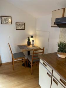 een keuken met een tafel en stoelen in een kamer bij Ferienwohnung Rosenwirth - b45171 in Mittenwald