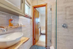 een badkamer met een wastafel en een glazen douche bij Jewelbox Cottage in Huddleston +16 foto's