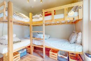 een kamer met 3 stapelbedden bij Jewelbox Cottage in Huddleston