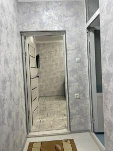 - Puerta a un baño con ducha a ras de suelo en Yunusabad 15, Tashkent, en Tashkent