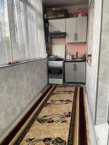 una cocina con alfombra en el suelo en Yunusabad 15, Tashkent, en Tashkent