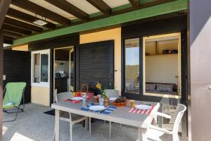 ein Tisch und Stühle auf einer Terrasse in der Unterkunft Chalet cosy - vacances en famille in Léon + 23 Fotos