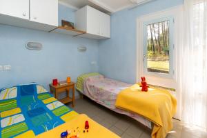 ein Kinderzimmer mit zwei Betten und einem Fenster in der Unterkunft Chalet cosy - vacances en famille in Léon