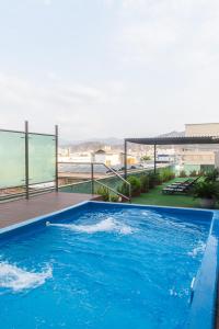聖瑪爾塔的住宿－聖瑪爾塔里拜酒店，一座大型蓝色游泳池,位于一座建筑的顶部