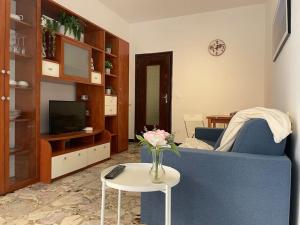 ein Wohnzimmer mit einem blauen Sofa und einem Tisch in der Unterkunft Bellavista-Bilocale-Loano in Loano