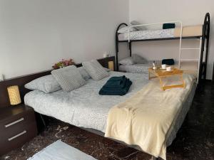 Schlafzimmer mit einem Bett und Etagenbetten in der Unterkunft Bellavista-Bilocale-Loano in Loano