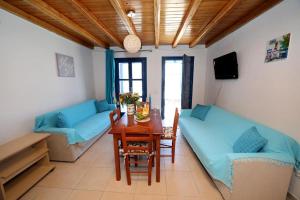 sala de estar con mesa y comedor en Mykonos Pro-care Suites, en Ano Mera