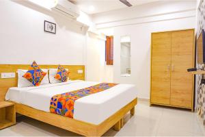 1 dormitorio con 1 cama en una habitación en FabHotel Saffron Inn I en Pune
