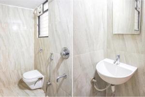 y baño con lavabo y aseo. en FabHotel Saffron Inn I en Pune