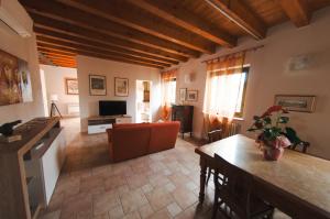 een woonkamer met een bank en een tafel bij Casale Manzoni in Verona