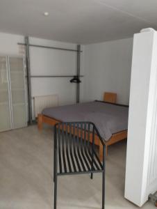 1 dormitorio con cama y banco. en Ferienwohnung in Thermalbadnähe, en Bad Saulgau