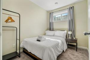 um quarto com uma cama e uma janela em Large Modern style home with 5 Bedrooms Sleeps 12 em Edmonton