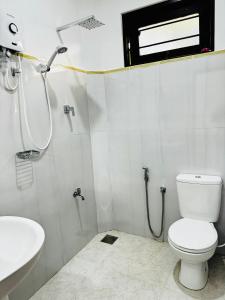 ein Bad mit einem WC und einem Waschbecken in der Unterkunft Prestiva Stay in Anuradhapura