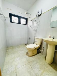 uma casa de banho com um WC e um lavatório em Prestiva Stay em Anuradhapura