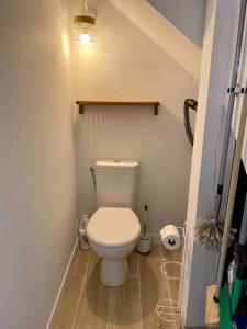 a bathroom with a white toilet in a room at Agréable maison rénovée in Lacanau-Océan
