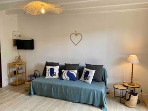 a bedroom with a blue bed with a heart on the wall at Agréable maison rénovée in Lacanau-Océan