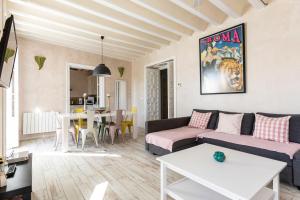 ein Wohnzimmer mit einem Sofa und einem Tisch in der Unterkunft Plaza San Antonio, Casa Bugambilla in Cádiz