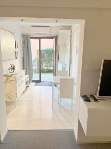 Telewizja i/lub zestaw kina domowego w obiekcie Bed & Bike Zagreb studio apartment