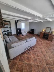 duży salon z kanapą i stołem w obiekcie ENTRE VENTOUX ET LUBERON Chambre d'hôte w mieście Sault-de-Vaucluse