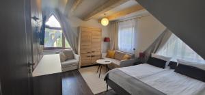 扎科帕内Walkowy Dwor的一间带床和窗户的小卧室