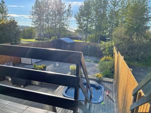 balcón con bañera de hidromasaje en la terraza en Spacious & luxurious family home w hot & cold tub & sauna, en Reikiavik