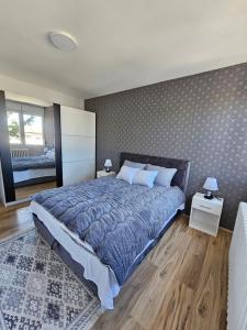 Ένα ή περισσότερα κρεβάτια σε δωμάτιο στο Vicky apartman