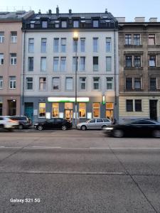 eine Straße mit Autos, die vor den Gebäuden geparkt sind in der Unterkunft Lipi Apartment in Wien
