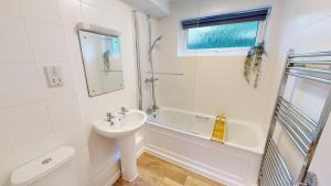 een badkamer met een wastafel, een toilet en een douche bij Inviting Apt near the Valley Park in Exeter