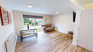 ein Wohnzimmer mit einem Sofa und einem Tisch in der Unterkunft Inviting Apt near the Valley Park in Exeter