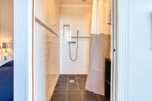 bagno con doccia e pavimento piastrellato di Casa Di u Mare - Appt vue montagne a LʼÎle-Rousse Altre 9 foto