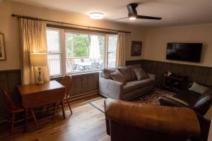 ein Wohnzimmer mit einem Sofa und einem Tisch in der Unterkunft Lakefront Haven Home in Monticello