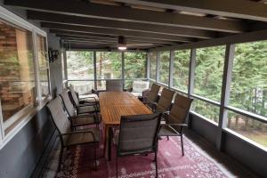 ein Esszimmer mit einem Tisch, Stühlen und Fenstern in der Unterkunft Lakefront Haven Home in Monticello