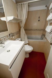 y baño con lavabo, aseo y bañera. en Hotel Chalet De L'isere, en Cannes
