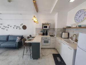kuchnia ze zlewem i blatem w obiekcie סוויטת פאר מול הים w mieście Aszdod