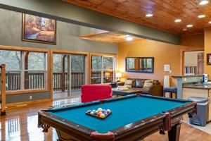 Golden Oak Lodge Mtn View Hot Tubs Game Room 당구 시설