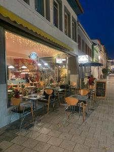 a group of tables and chairs outside of a restaurant at Eri in Grünstadt