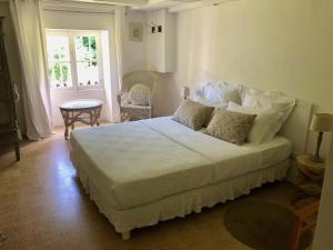 Un pat sau paturi într-o cameră la Domaine de La Laugerie - Maison de Jeanne