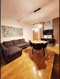 Posedenie v ubytovaní LUCY Apartments with heated pool & free private parking