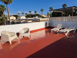 grupa krzeseł siedzących na patio w obiekcie Pretty villa with private pool w mieście Los Alcázares