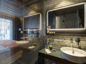 un baño con lavabo y espejo en Lampa Design Hotel-Special Category, en Estambul 52 fotos más