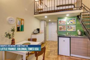 Kuchyň nebo kuchyňský kout v ubytování Little Americas USA Colonial Times Apartments