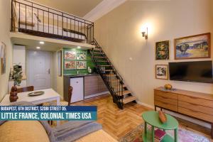 TV a/nebo společenská místnost v ubytování Little Americas USA Colonial Times Apartments
