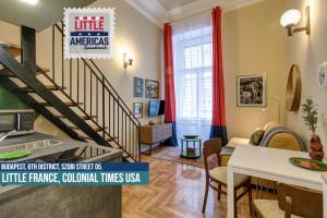 ブダペストにあるLittle Americas Colonial Times Aptsのリビングルーム(赤いカーテン付きの階段あり)