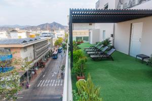 een balkon met uitzicht op een straat bij Ribai Hotels Santa Marta in Santa Marta