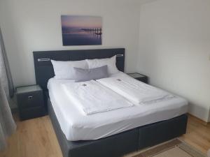Ein Bett oder Betten in einem Zimmer der Unterkunft Alt-Emder Bürgerhaus